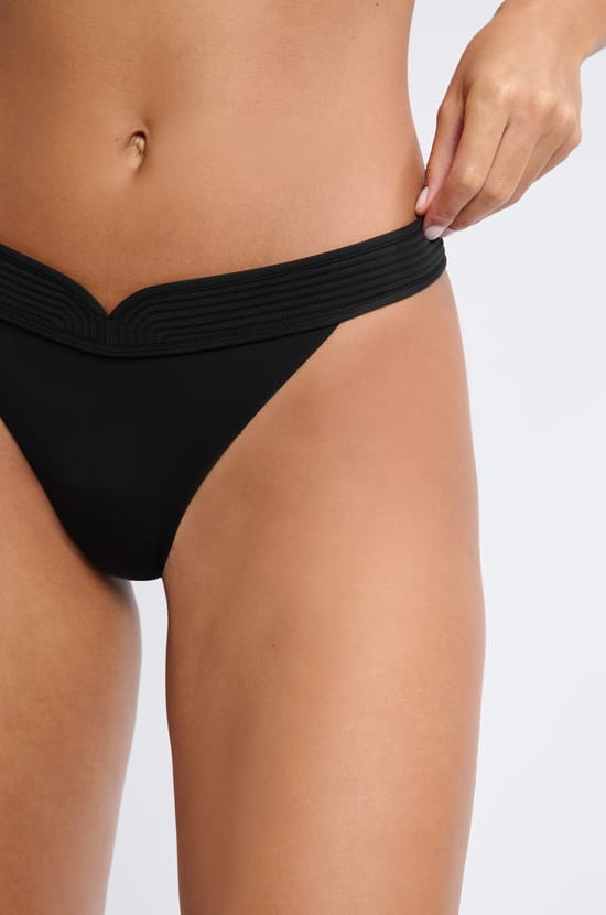 Tanga en dentelle;${refinementColor}