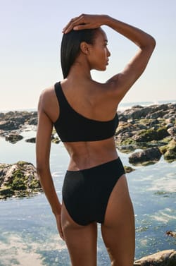 Jednoczęściowy str&oacute;j kąpielowy z wycięciami po bokach z elastycznego materiału;${refinementColor}