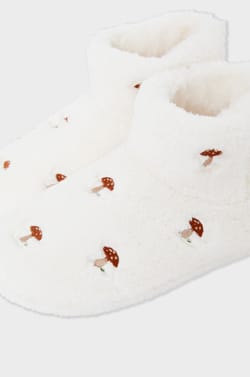 Chaussons bottines en fausse fourrure;${refinementColor}