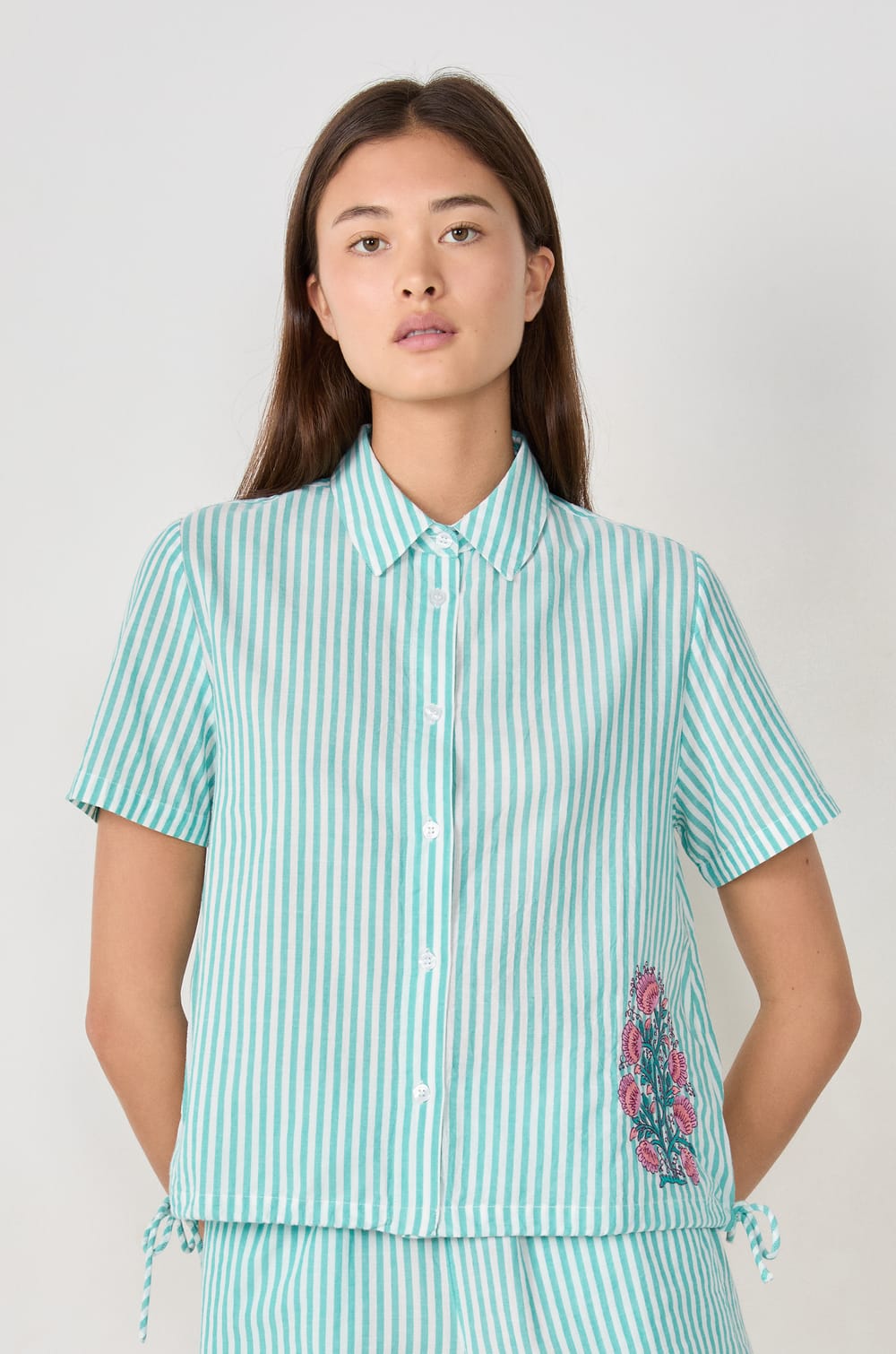 Gestreifte Pyjama-Bluse aus Baumwolle;${refinementColor}
