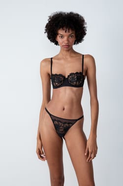 String en tulle brodé;${refinementColor}