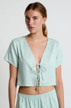 Top satinado de manga corta estampada con lazos;${refinementColor}