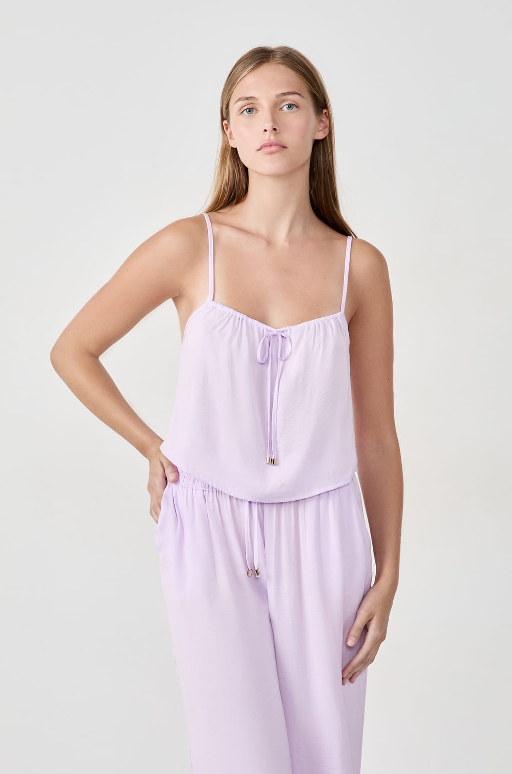 Top satinado con tirantes;${refinementColor}