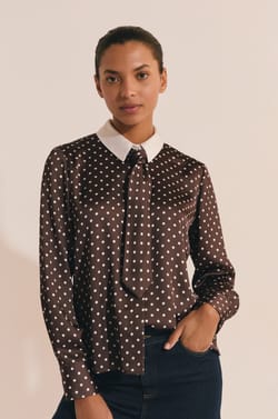 Chemise satin&eacute;e &agrave; pois avec cravate;${refinementColor}