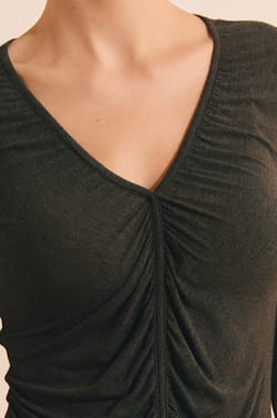 T-shirt manches longues drap&eacute; col V;${refinementColor}