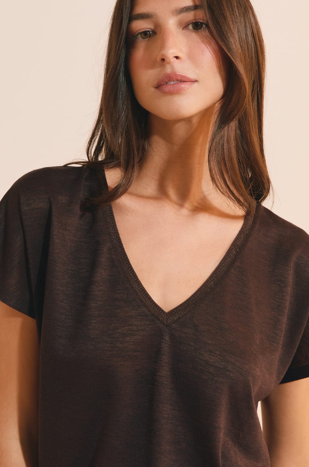 T-Shirt mit kurzen &Auml;rmeln und V-Ausschnitt;${refinementColor}