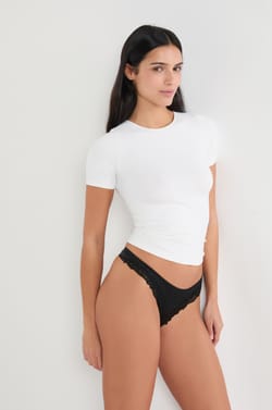 Tanga z mikrovl&aacute;kna s detaily z krajky;${refinementColor}