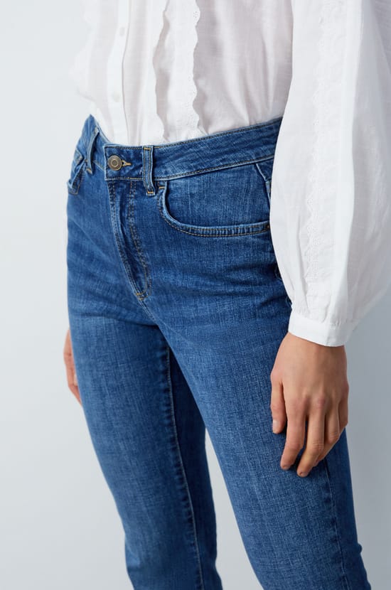 Pantalon jean évasé;${refinementColor}