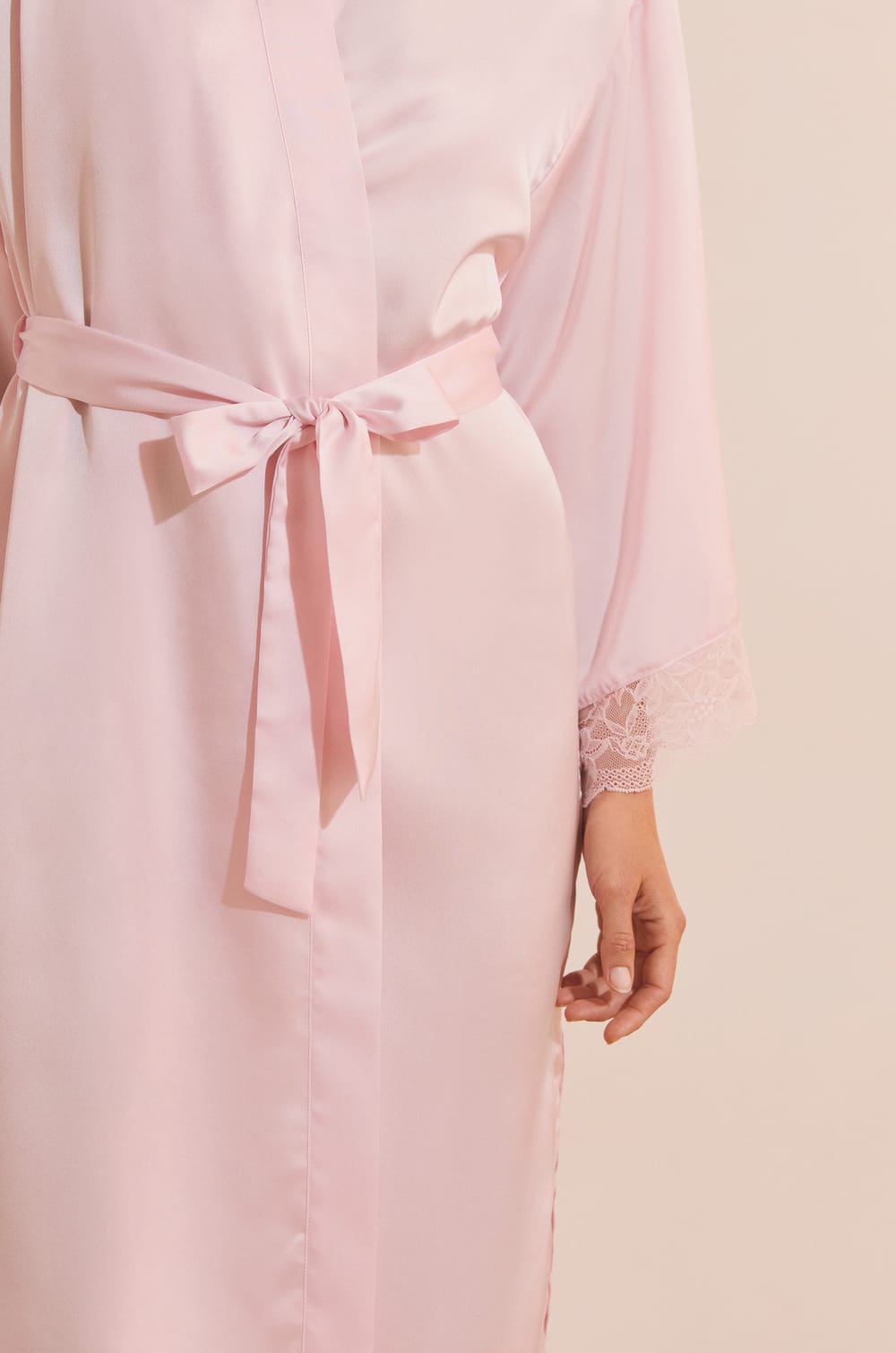 Deshabill&eacute; satin&eacute; d&eacute;tails dentelle;${refinementColor}