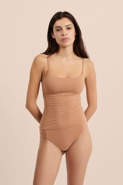 Top z mikrovl&aacute;kna s integrovanou podprsenkou;${refinementColor}