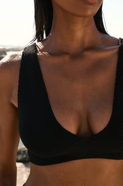 Tri&aacute;ngulo top de bikini en tejido el&aacute;stico;${refinementColor}