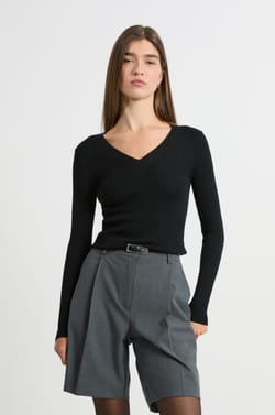 Pull col V avec laine;${refinementColor}