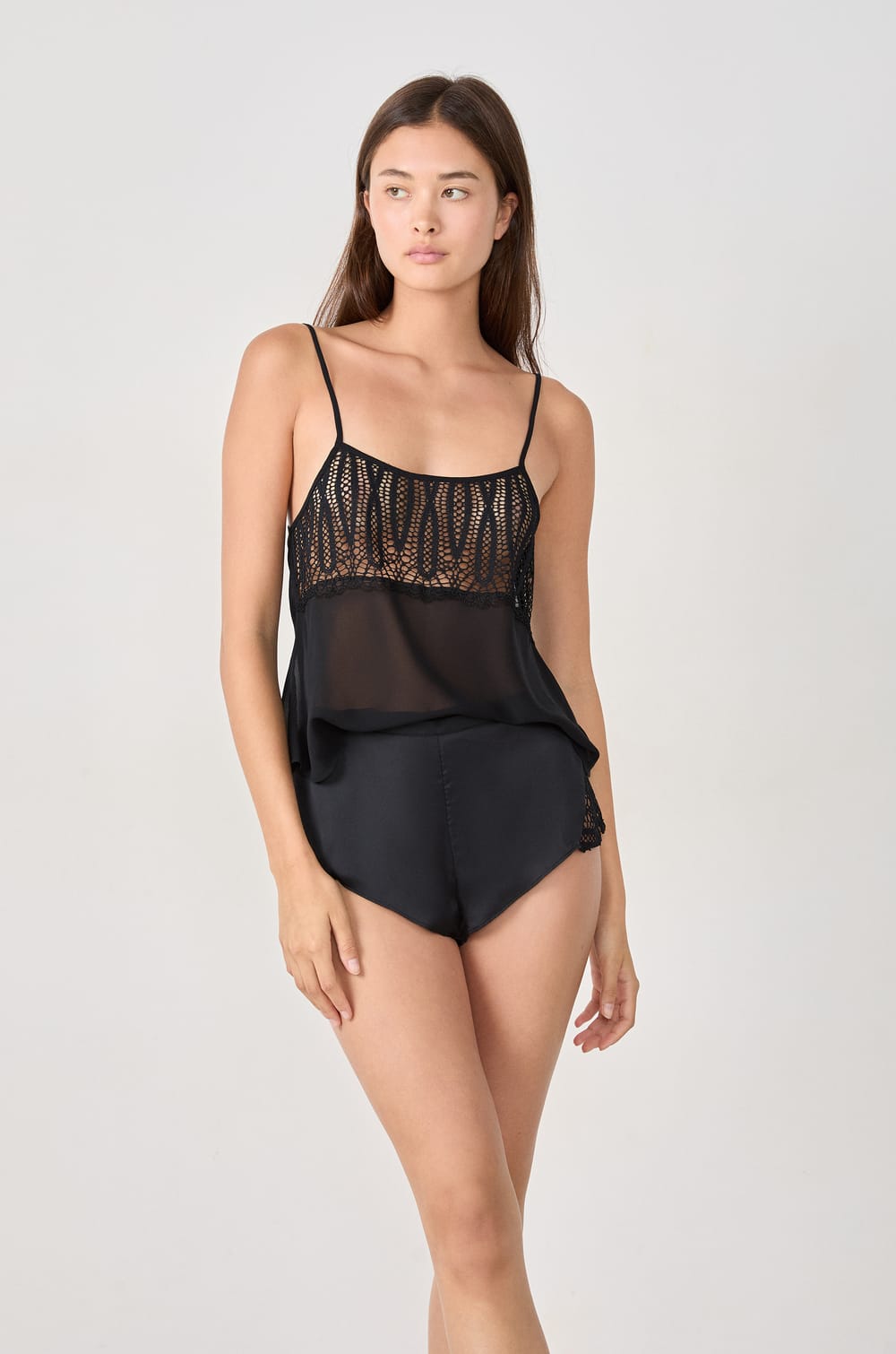 Short de pyjama satiné avec détails dentelle;${refinementColor}