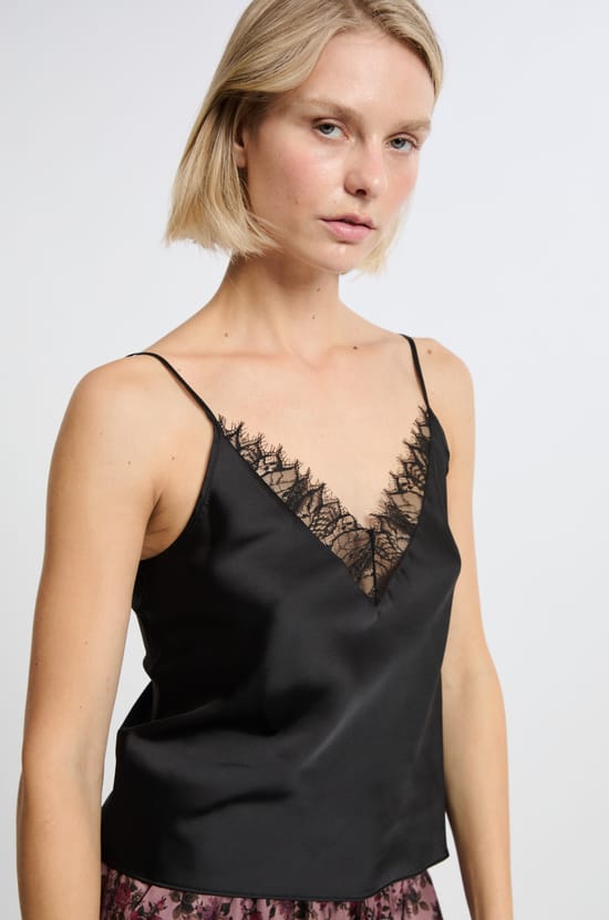 Caraco satiné avec dentelle;${refinementColor}