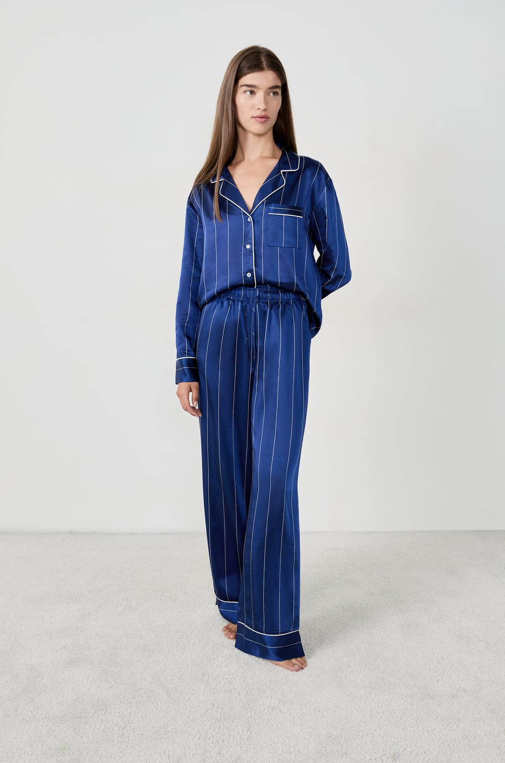 Pantalon de pyjama en satin à rayures;${refinementColor}