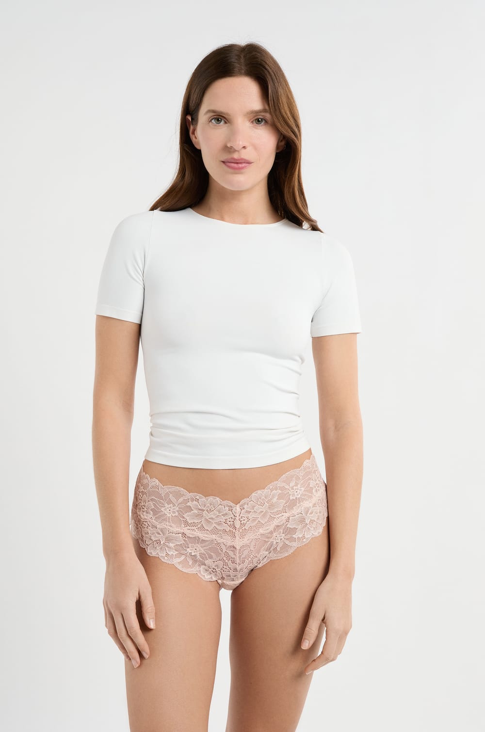 Braga brasile&ntilde;a con forma en V de encaje;${refinementColor}