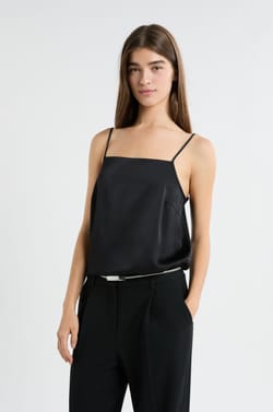 Caraco satiné à fines bretelles;${refinementColor}