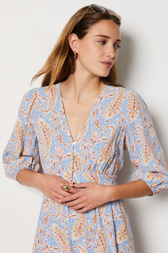 Short dress with a pattern and 3/4 sleeves;${refinementColor}