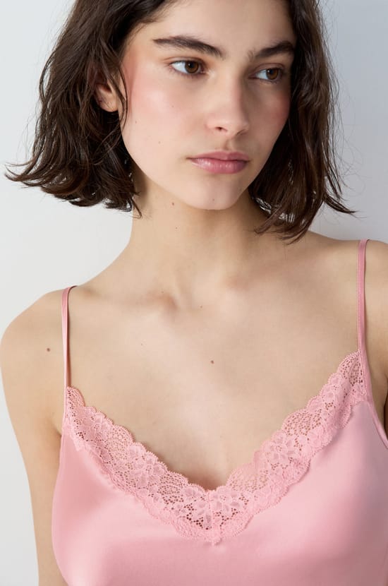 Top de seda con detalles de encaje;${refinementColor}