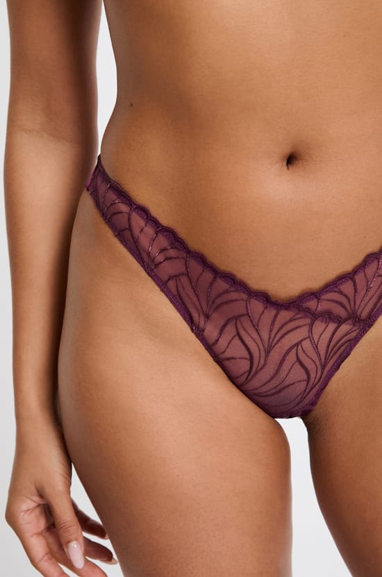 Tanga mit floraler Stickerei;${refinementColor}