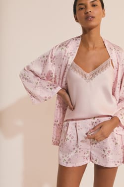Ensemble de pyjama 3 pi&egrave;ces satin&eacute; &agrave; motifs fleuris;${refinementColor}