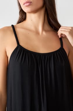 Robe longue &agrave; fines bretelles;${refinementColor}