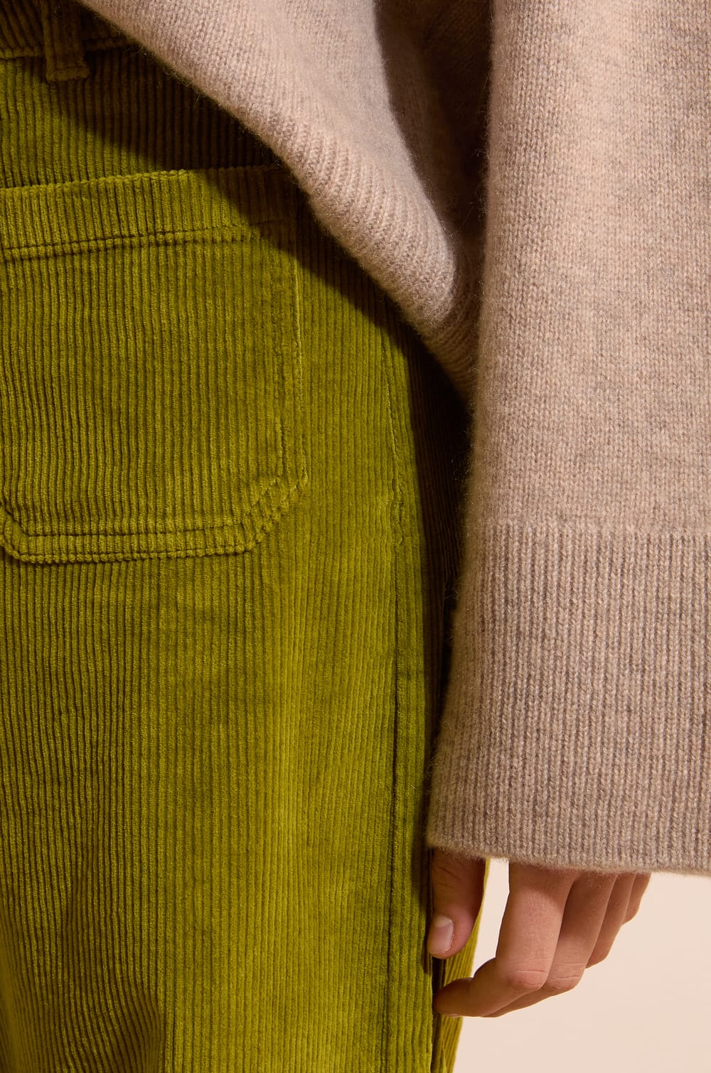 Jean en velours c&ocirc;tel&eacute; avec poche sur le devant;${refinementColor}