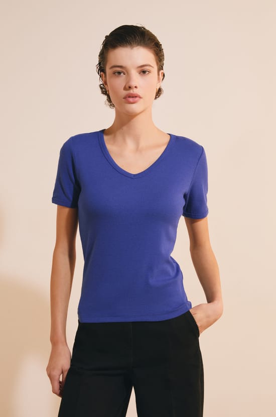 T-shirt &agrave; col V avec coton modal;${refinementColor}