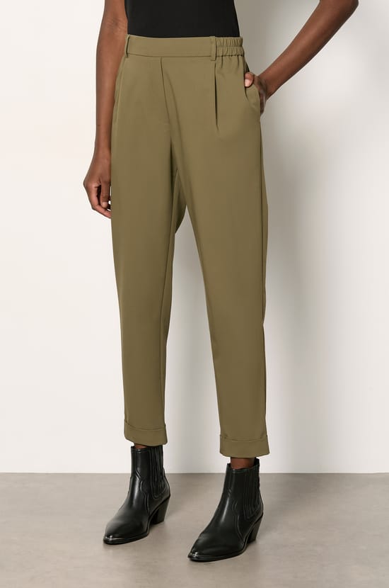 Trousers with a cigarette cut;${refinementColor}