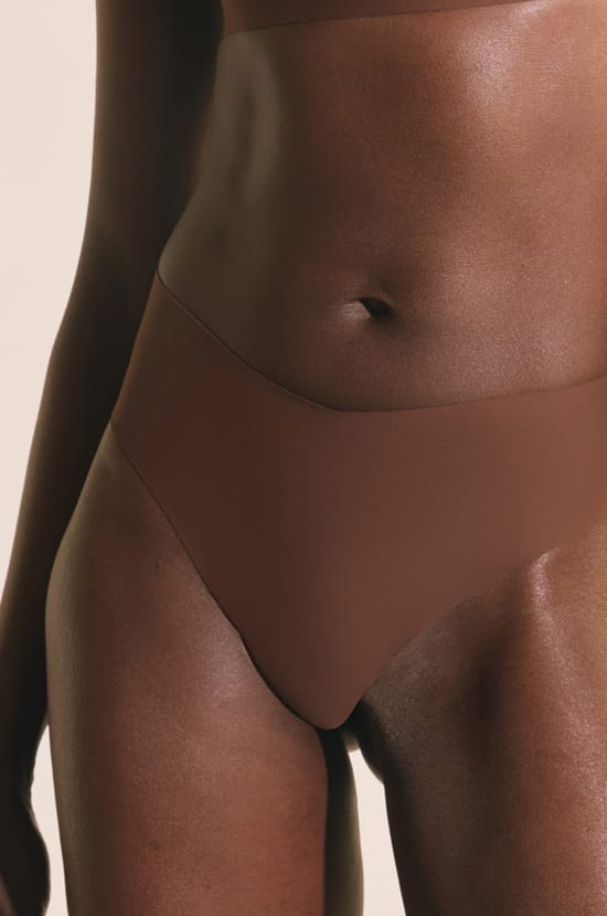 String high leg effet lissant en microfibre;${refinementColor}