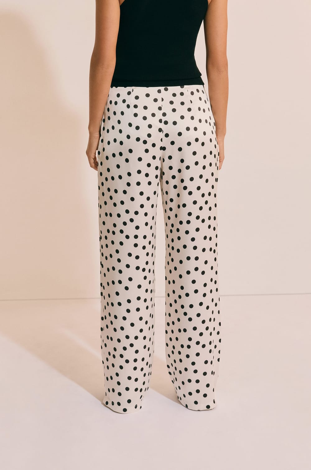 Pantalon droit satin&eacute; &agrave; pois;${refinementColor}