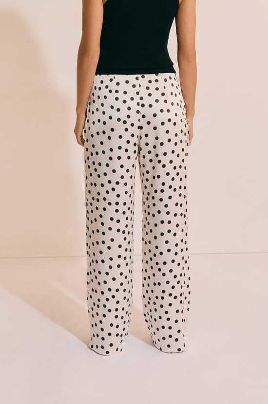 Pantalon droit satin&eacute; &agrave; pois;${refinementColor}