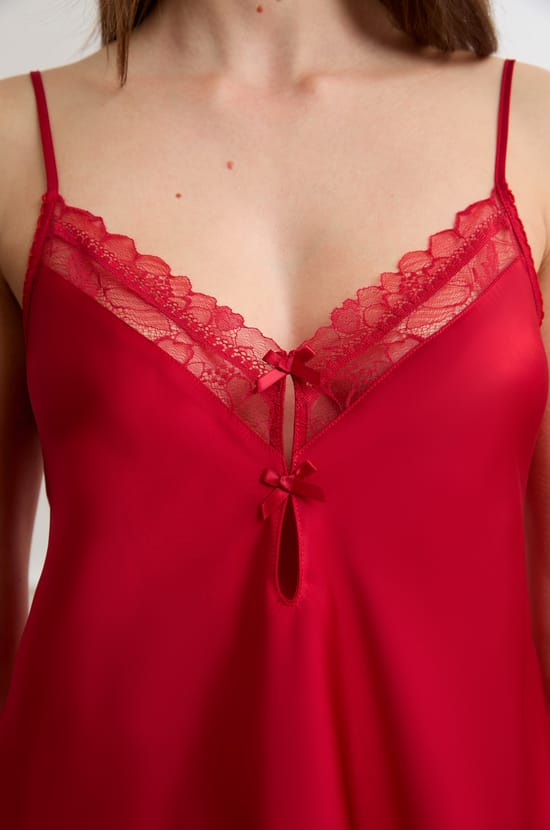 Caraco en satin avec noeuds et d&eacute;tails dentelle;${refinementColor}