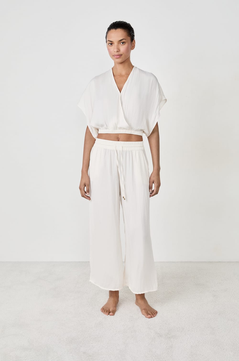 Pantal&oacute;n satinado de corte ancho;${refinementColor}