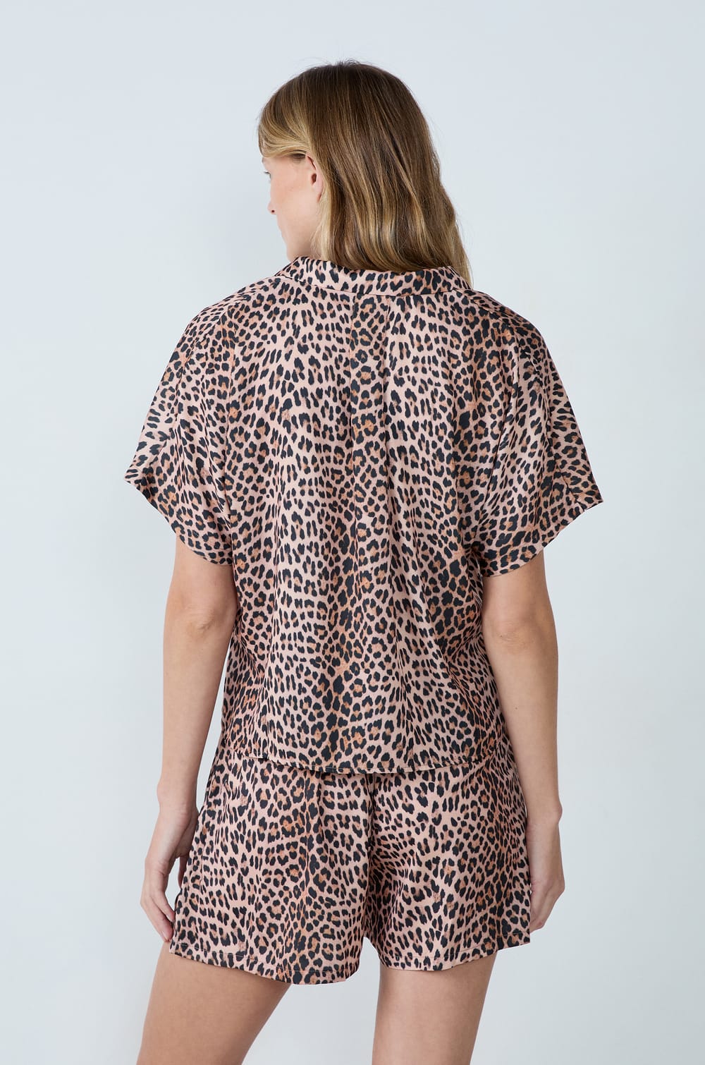 Satin short-sleeved pyjama shirt with leopard print;${refinementColor}