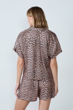 Satin short-sleeved pyjama shirt with leopard print;${refinementColor}