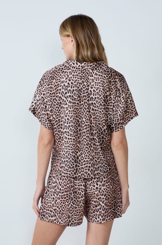 Satin short-sleeved pyjama shirt with leopard print;${refinementColor}