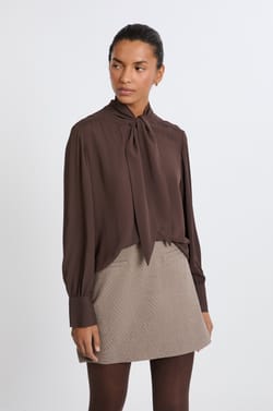 Blouse &agrave; nouer sur le devant;${refinementColor}