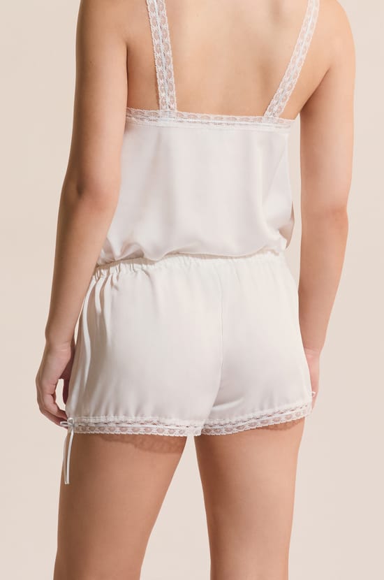 Short de pyjama satin&eacute; avec detail en dentelle;${refinementColor}