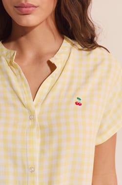 Chemise &agrave; manches courtes &agrave; carreaux avec motif cerise;${refinementColor}