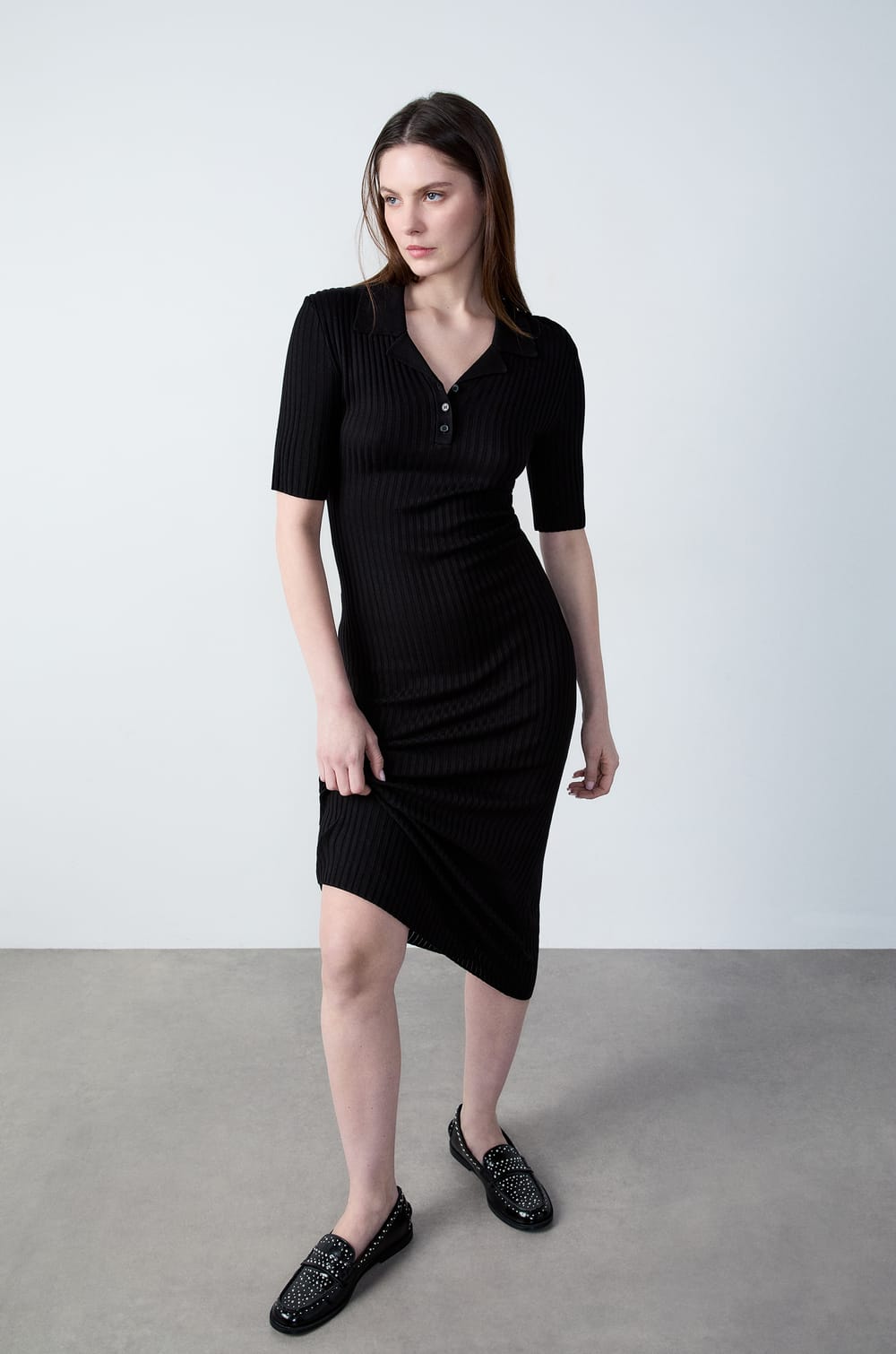 Langes Strickkleid mit kurzen Ärmeln;${refinementColor}