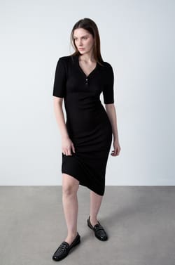 Langes Strickkleid mit kurzen Ärmeln;${refinementColor}