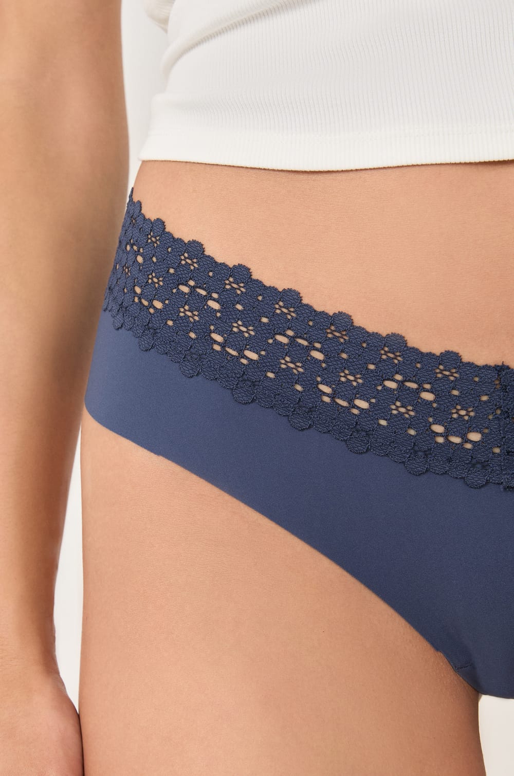 V-shape hipster in microfibre and lace;${refinementColor}