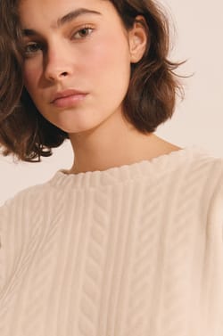 Pull col rond avec motifs tress&eacute;s;${refinementColor}