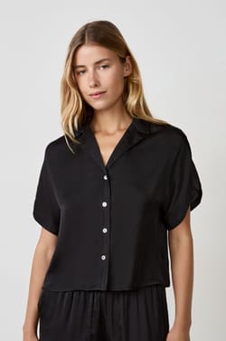 Chemise manches courtes satinée;${refinementColor}