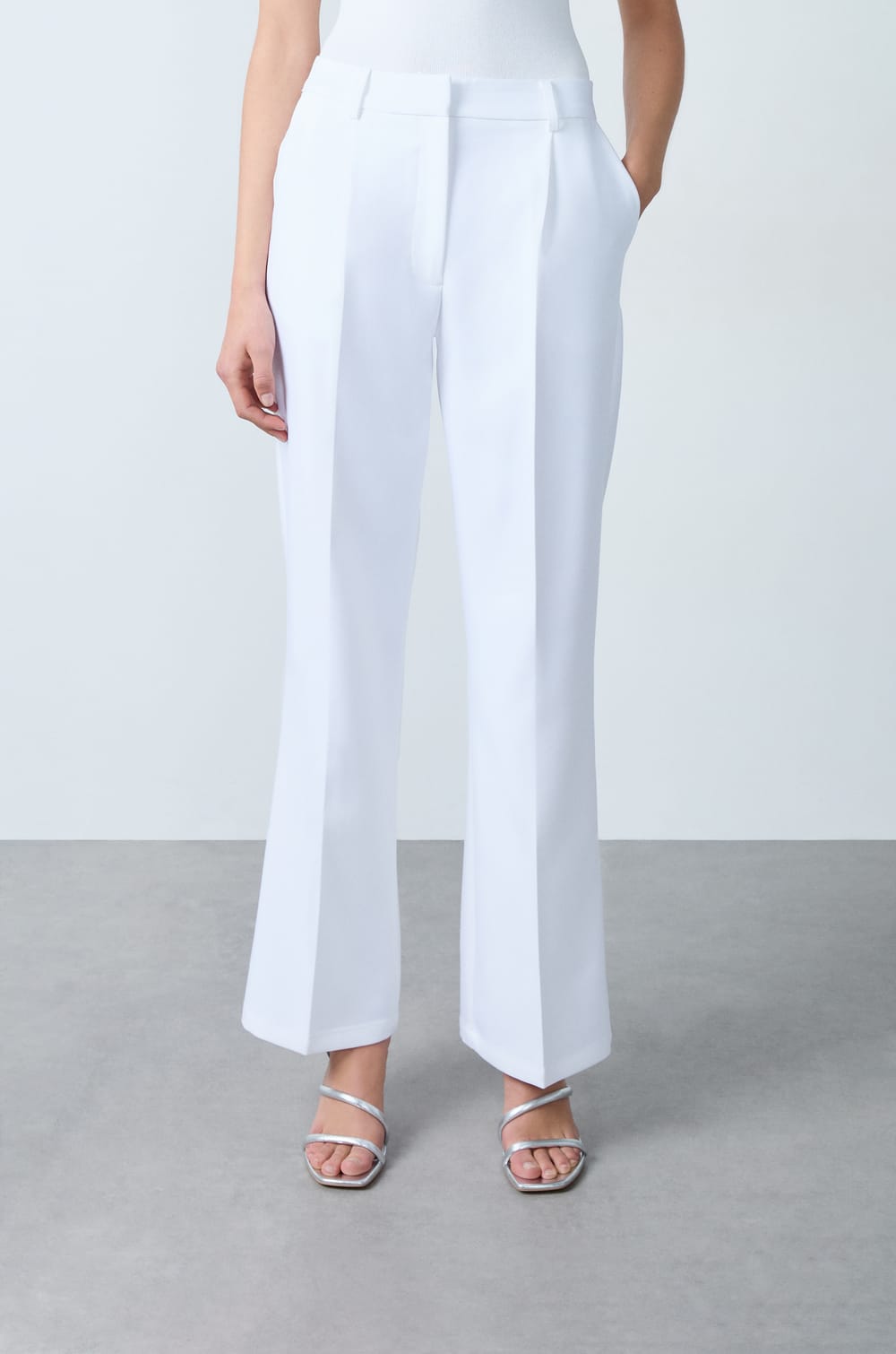 Wide Trousers;${refinementColor}
