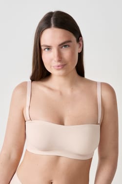 Bra bandeu con aros flexibles y tirantes removibles;${refinementColor}