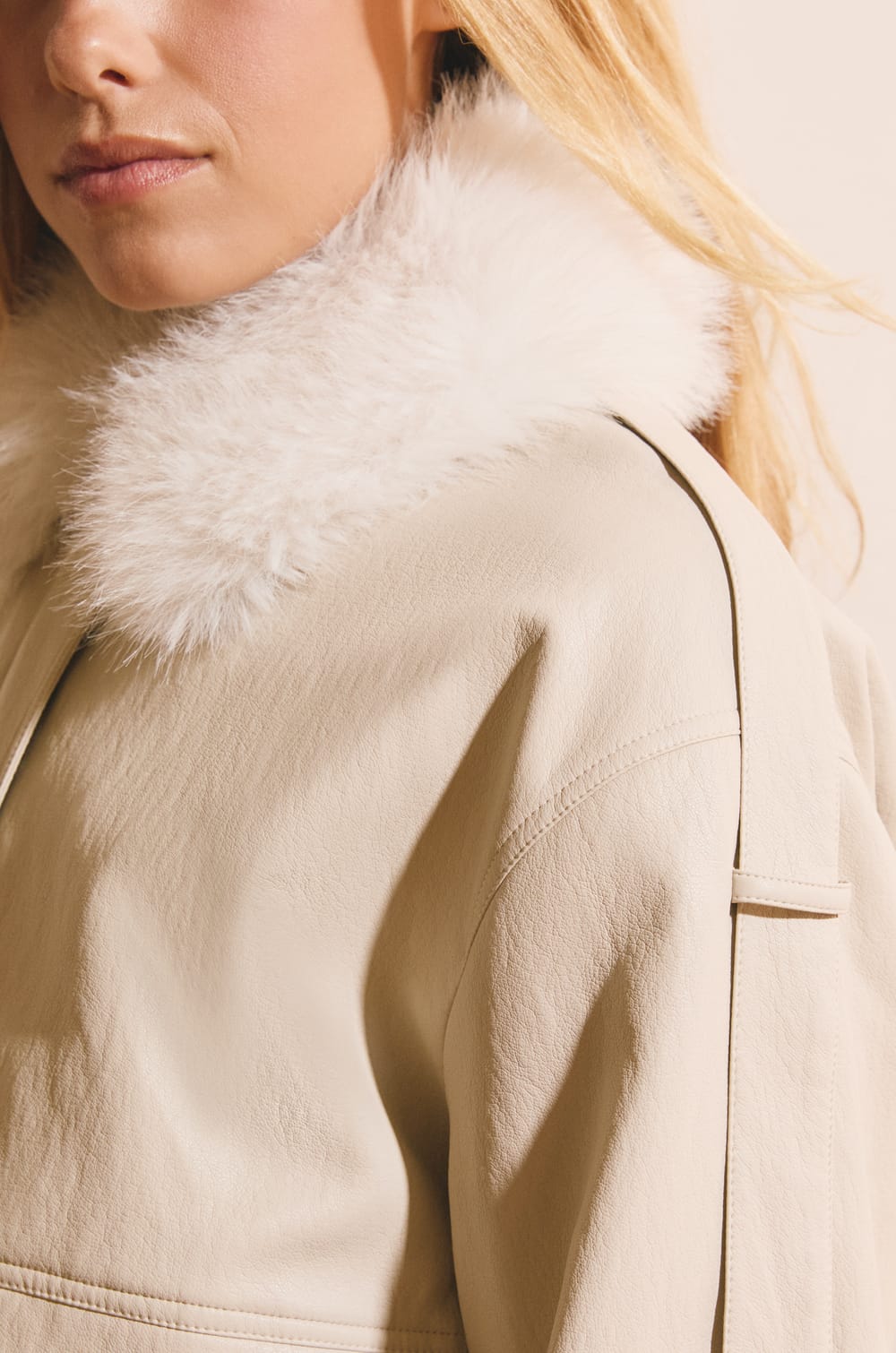Veste courte en similicuir avec col fausse fourrure;${refinementColor}