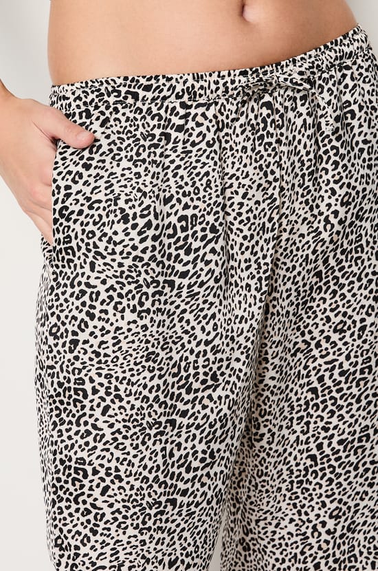 Pantalon de pyjama satiné léopard;${refinementColor}