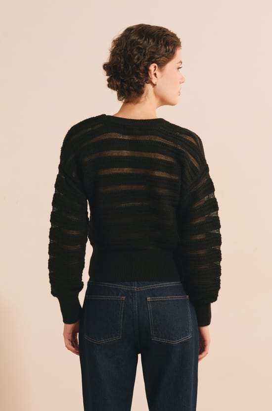 Pull manches longues avec boutons dor&eacute;s;${refinementColor}